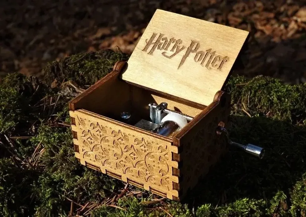 A box with an inscription on its lid spelling out "Harry Potter".