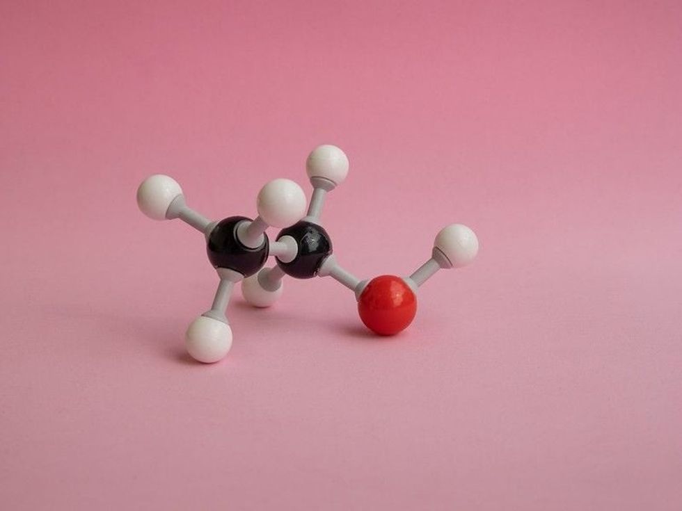 A molecular atom model
