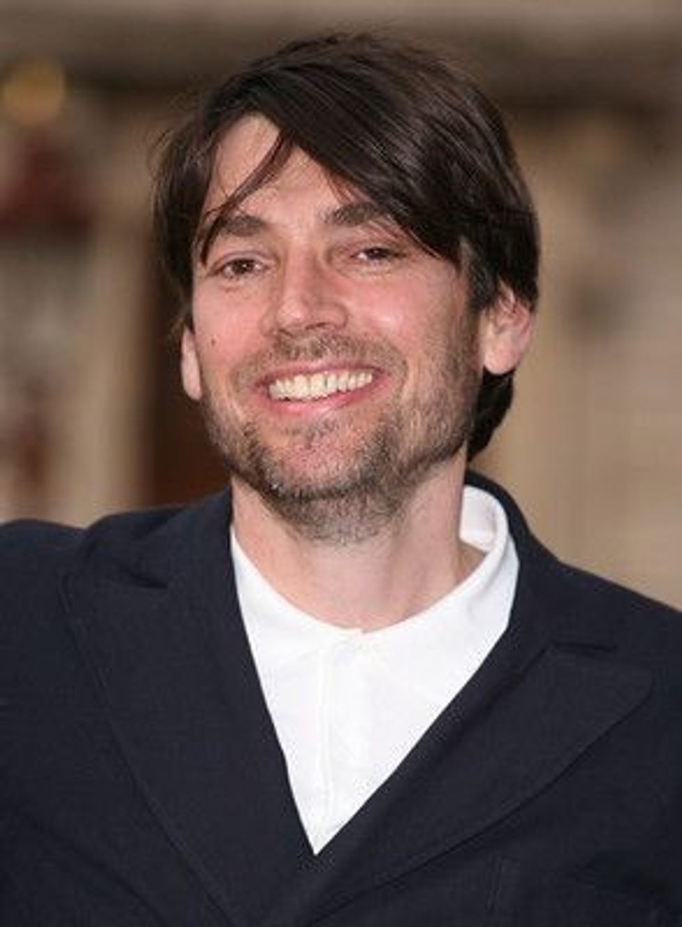 Alex James is an English musician and journalist. Learn more facts, career, and net worth here at Kidadl.