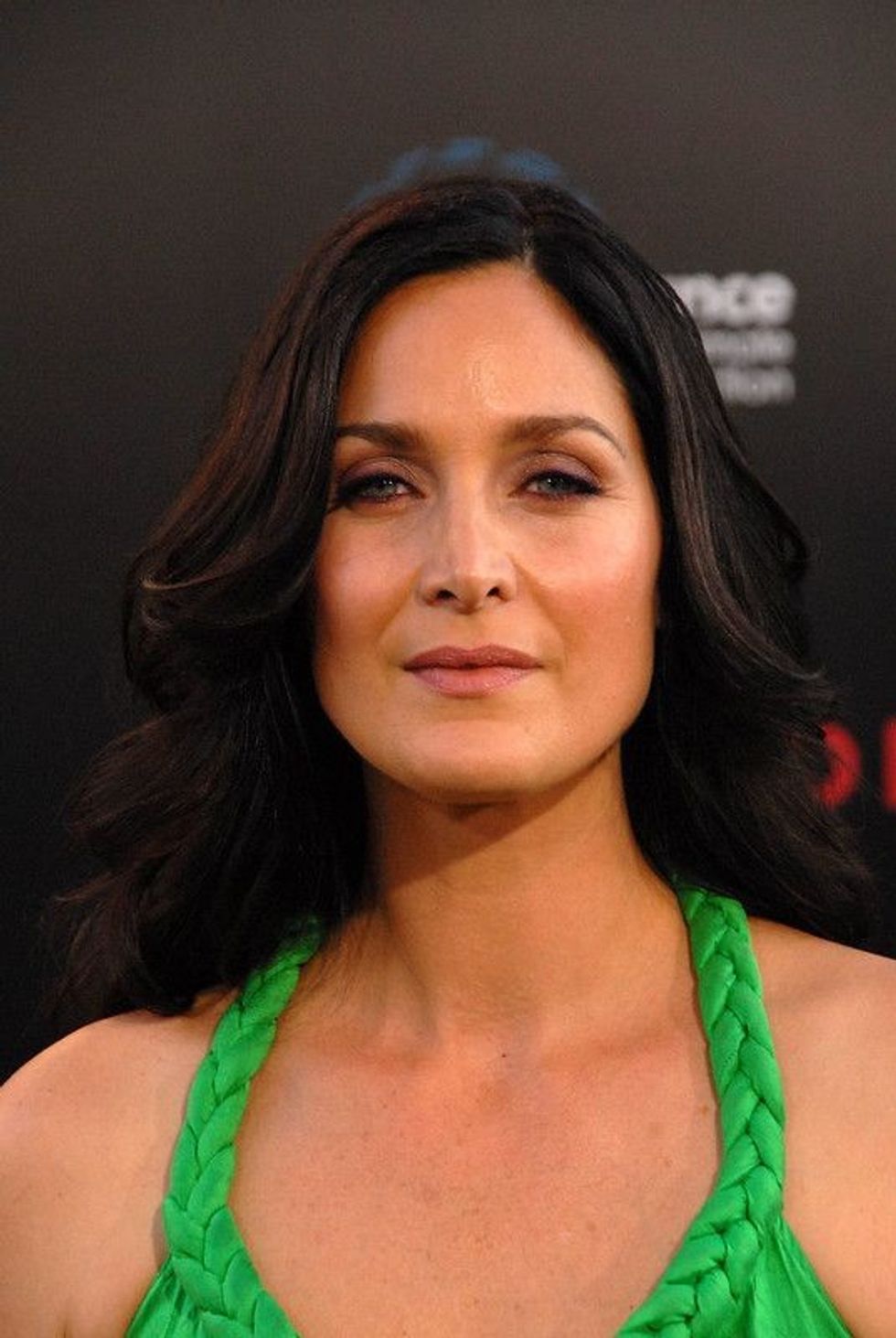 An image of Carrie-Anne Moss on the red carpet.