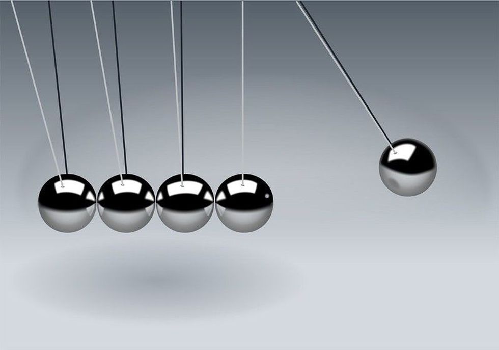 An image of Newton's cradle, ideal inspiration for physics trivia. 
