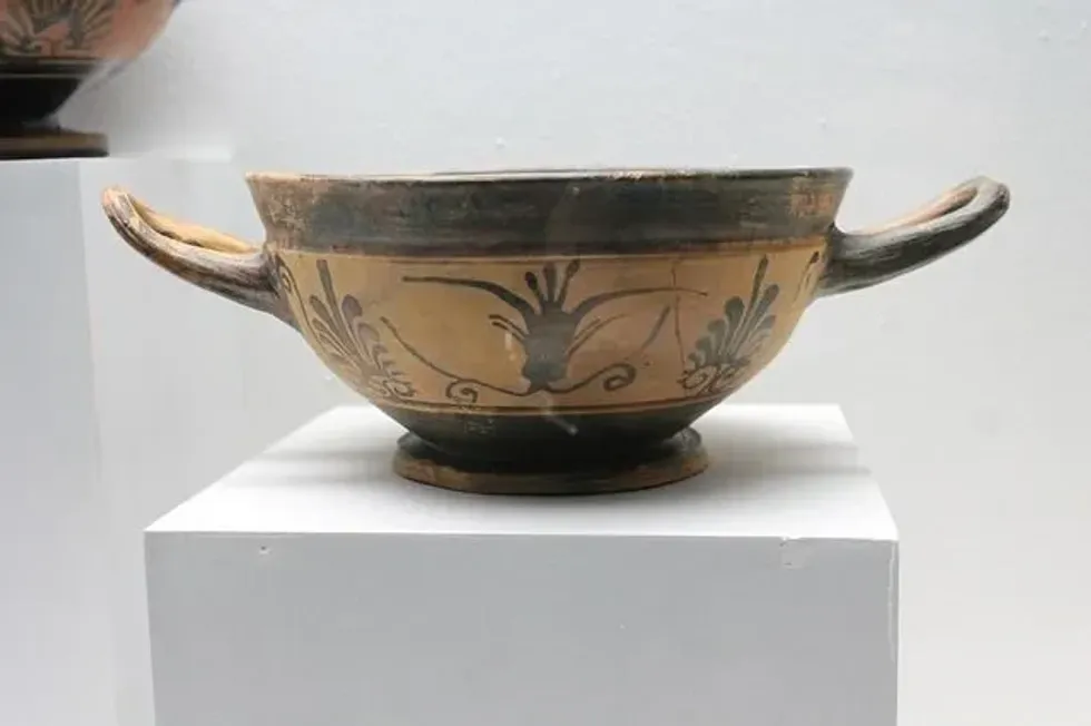 Ancient Greek pottery facts will help you understand ancient Greek customs and lifestyles.