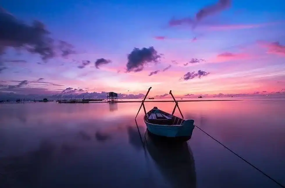 Archaeological evidence proves the use of boats in the prehistoric period before 900,000 years. Learn more about the history of boats here!