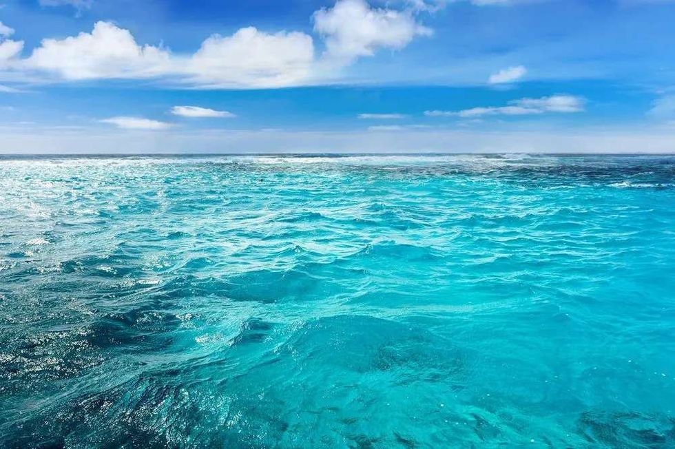 Blue water getting blended with blue sky