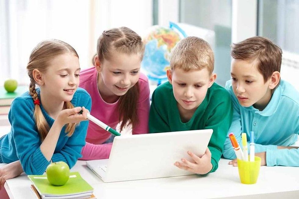 Children at school solving a trvia