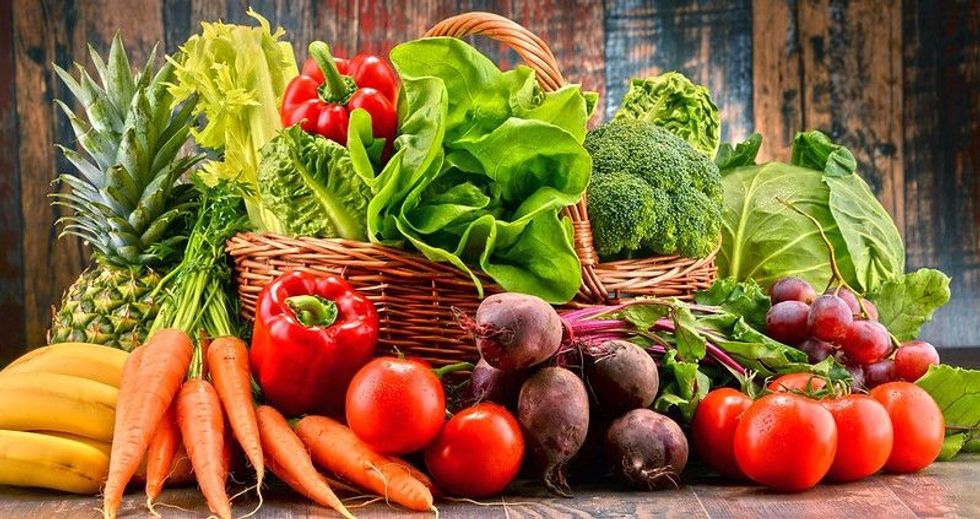 Composition with assorted raw organic vegetables