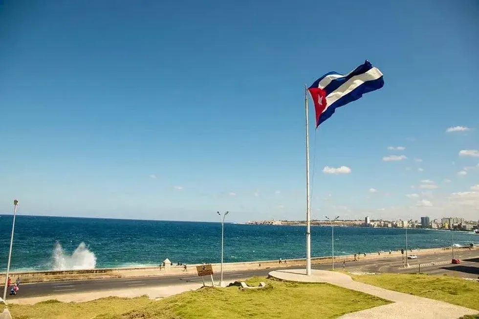 Cuban flag raised in a pole along the baywalk.