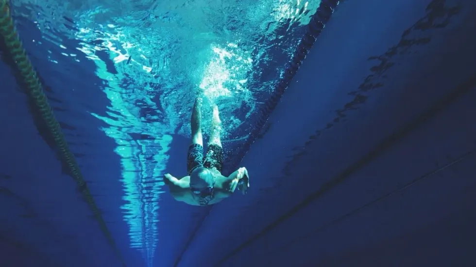 Discover amazing facts on how fast can a human swim.
