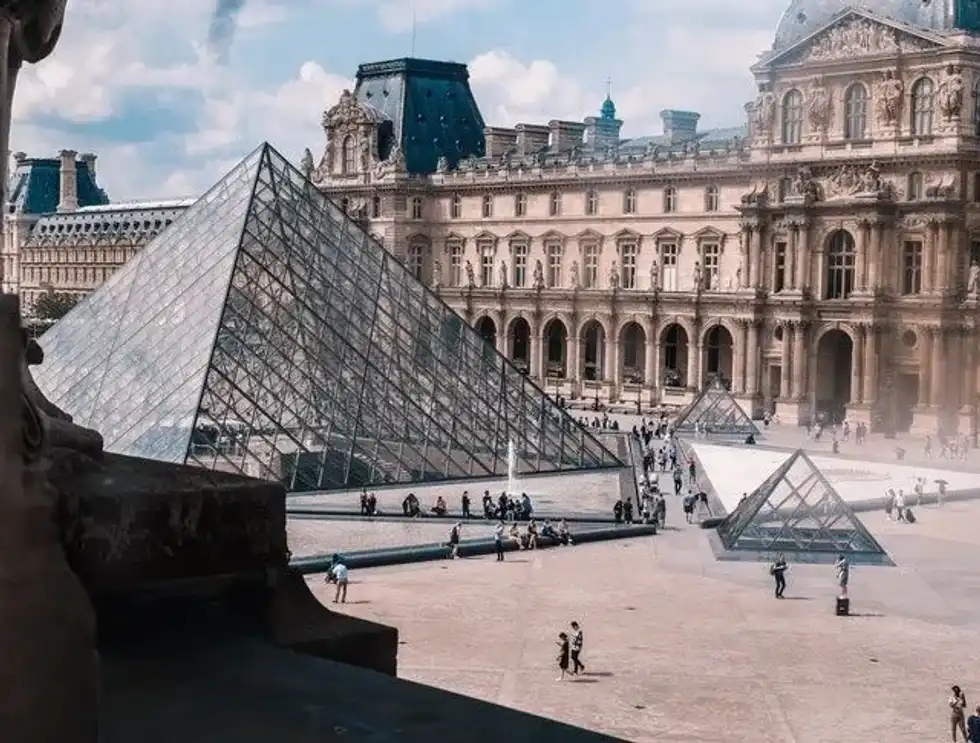 Discover some fascinating Louvre Pyramid facts that will surprise you.
