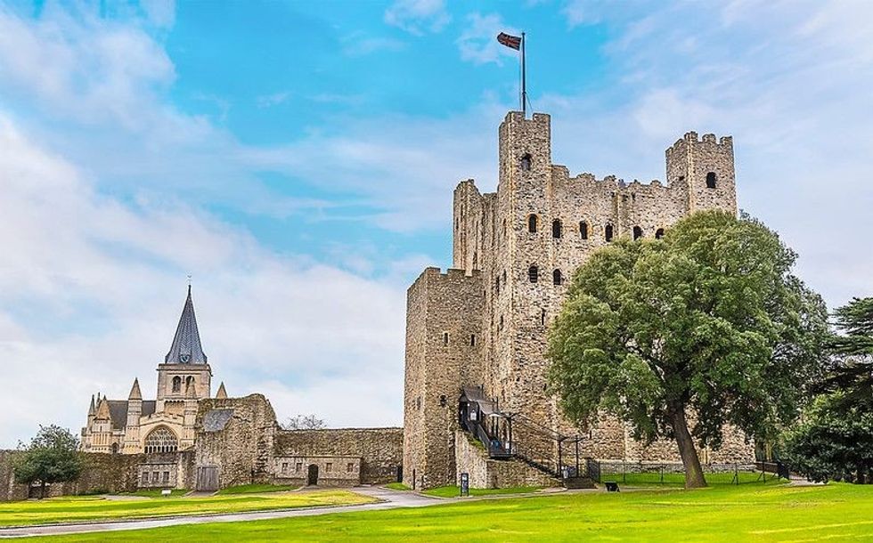 Do you love royal castles? If yes, read on for some interesting Rochester Castle facts about the fascinating English Heritage site.