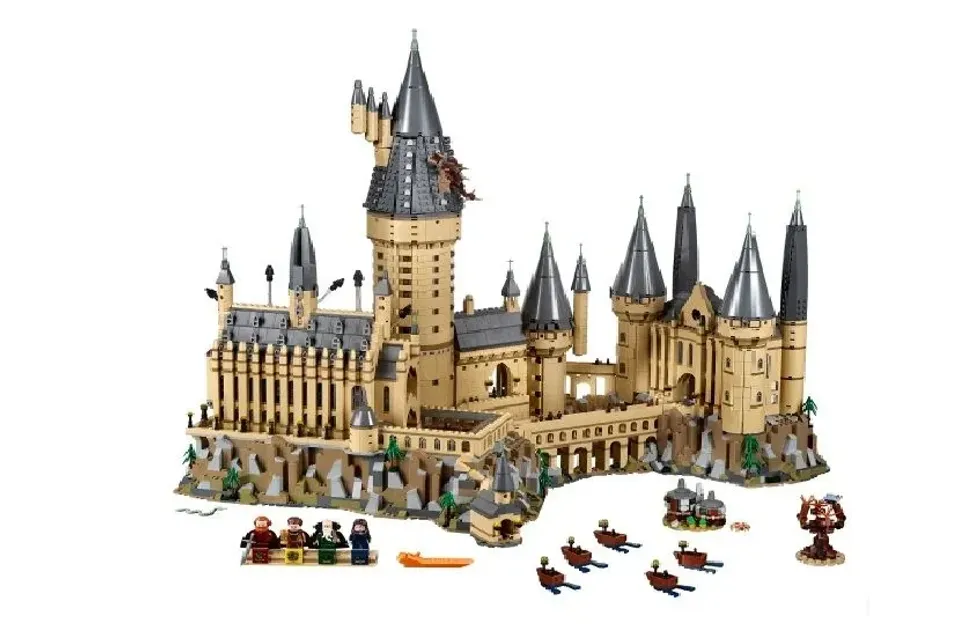 Elegant and magical motif of lego Hogwarts castle with set of mini characters.