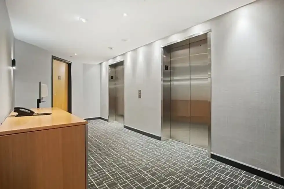 Elevators were known as 'movable rooms'. The safest way to scale up to the maximum altitude of a building is, no doubt, the elevator.
