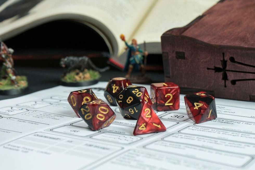 Focus on D20 dice in D&D setup