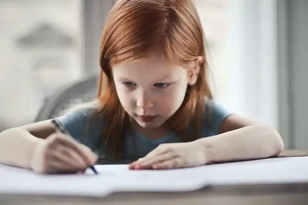 Girl learning about split diagraph