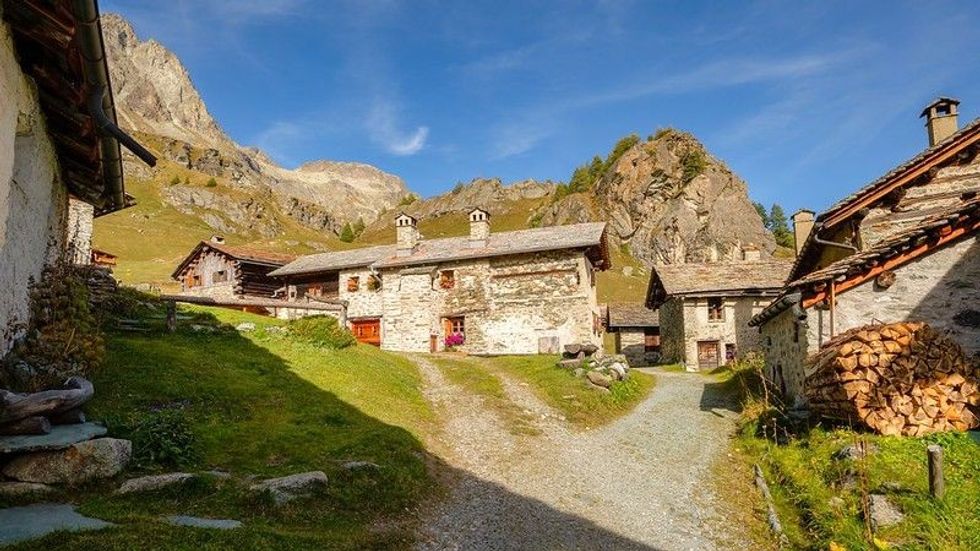 Grevasalvas is a small Swiss village that lies along the hiking path between Sils and Maloja 