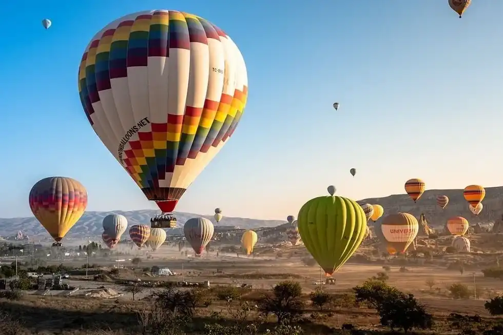 Hot air balloon history facts tell that George Washington was present for the first launch in the US.