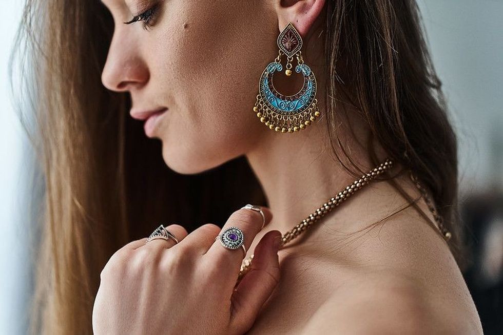 https://media.kidadl.com/earrings_quotes_1_0776e7102e.jpg