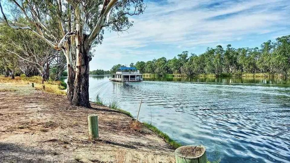 It creates a natural border between New South Wales and Victoria