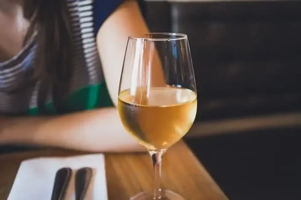 It is recommended that expectant mothers do not drink wine during pregnancy.