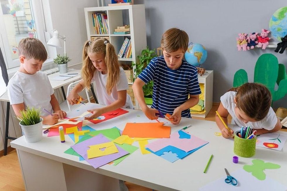 Kids making balloon animals