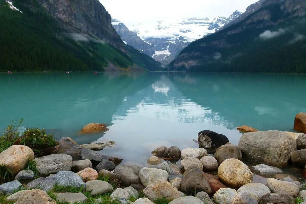 Lake Louise host numerous tourists every year.