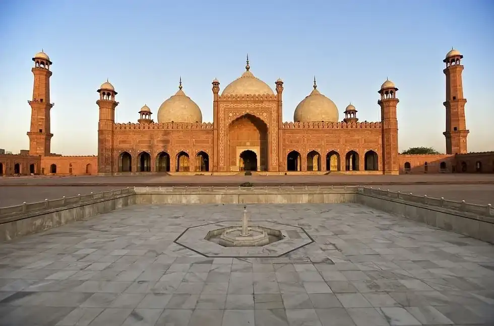 Learn amazing Badshahi Mosque facts that you have never heard before.
