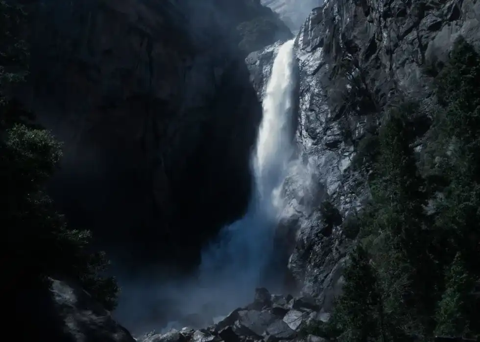Looking for the best Yosemite Falls facts? Let us start with the fact that the Yosemite Falls are 2424 ft. ( 738.8 m) tall.