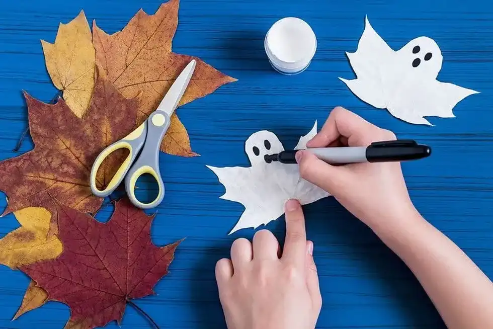 Making spooky Halloween decorations is super easy and quick and fun to do.