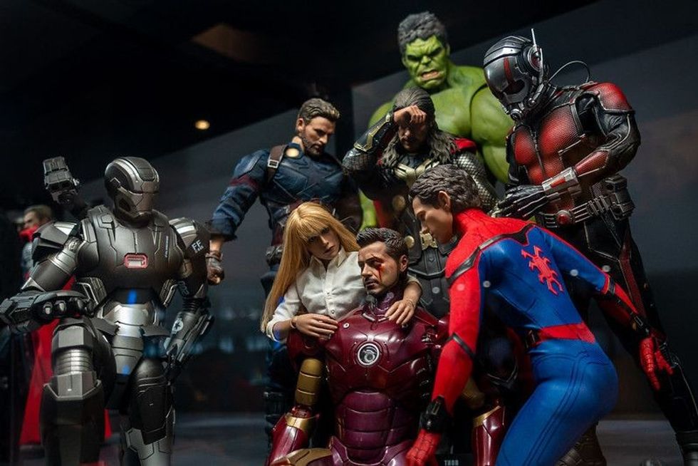 Miniature the avenger "end game" when tony stark is dying