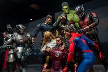 Miniature the avenger "end game" when tony stark is dying