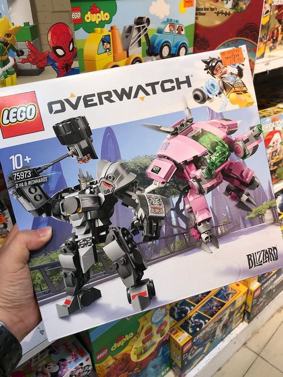 New series of Lego, special edition Overwatch character D.VA & Reinhardt
