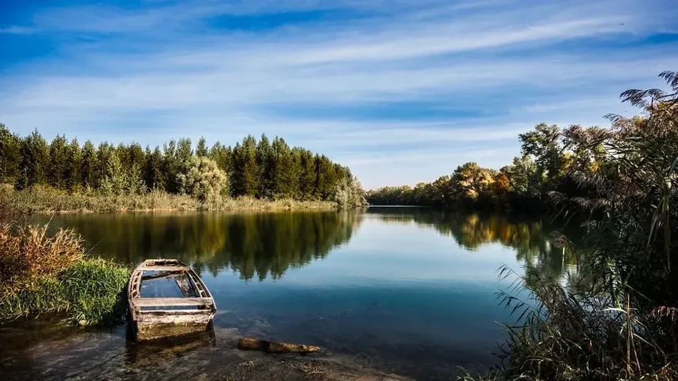 People like to enjoy cruises on the famous rivers in Europe.