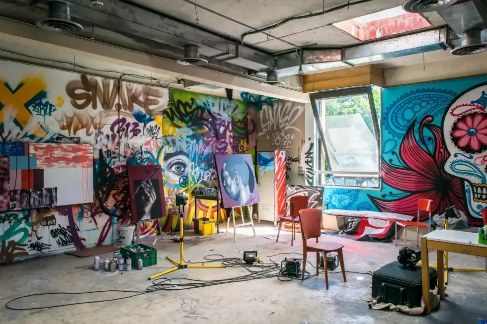 Peter Max facts will tell you more about the Peter Max Studio and graphic workshop in New York City.