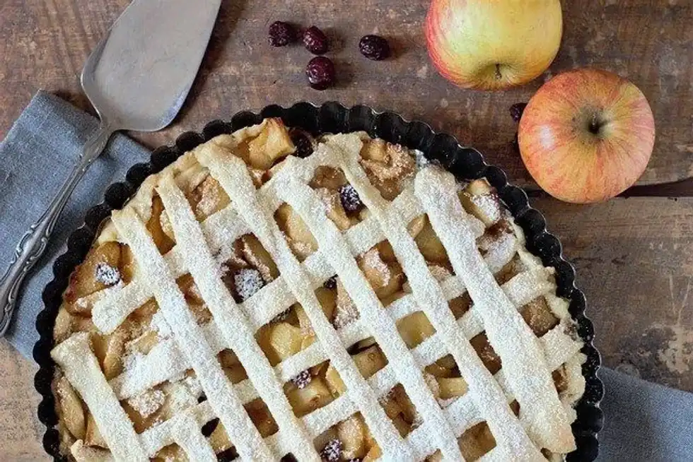 Pie is a crispy baked crust, baked in shallow containers with the pastry and sweet or savory filling. Read on to know more such pie facts.