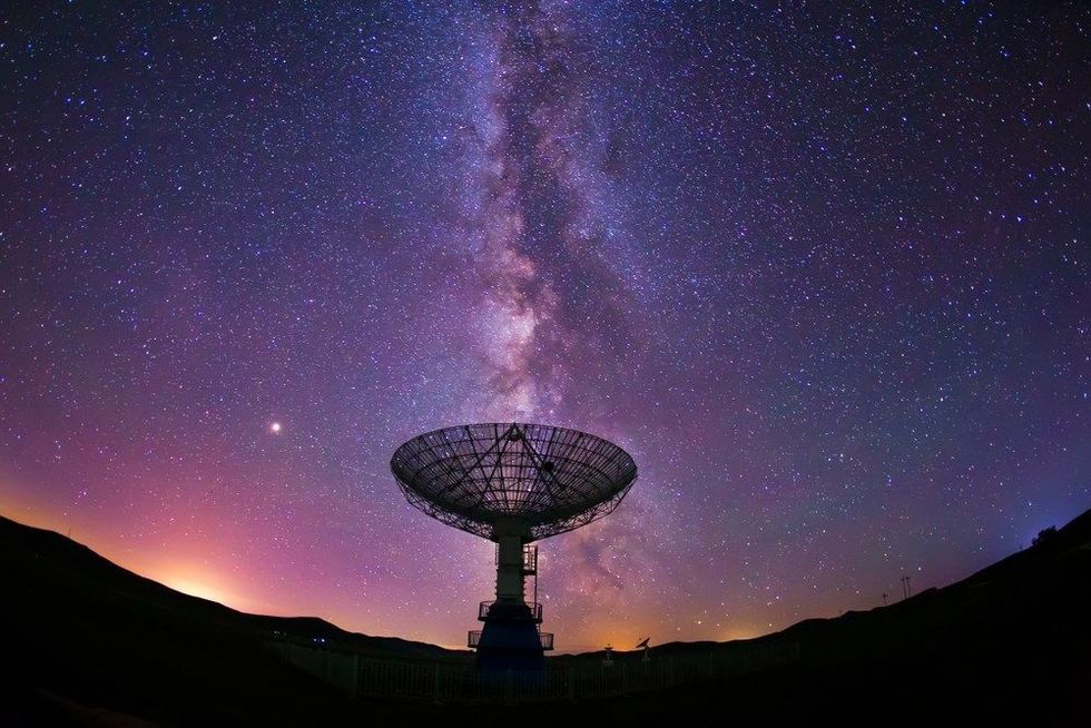 Radio telescopes and the Milky Way at night