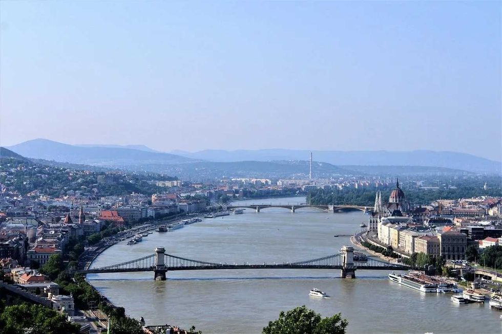 read about famous attractions of budapest