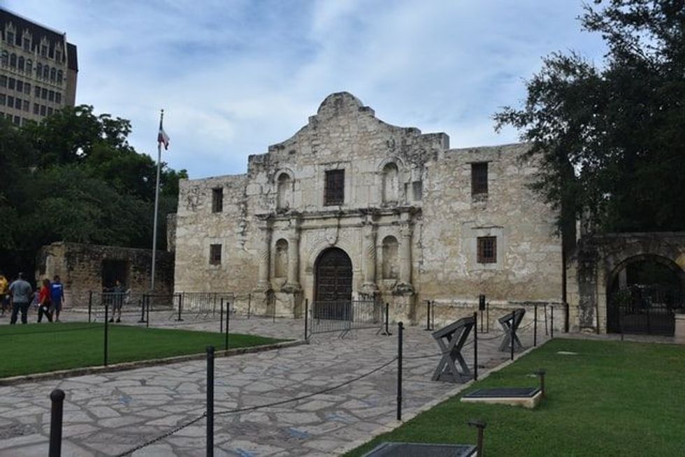 Read these facts to know about the famous people who died at the Alamo.
