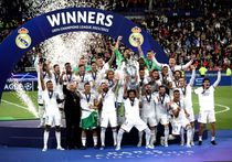 Real Madrid players celebrate lifting the trophy after winning the UEFA Champions League final LIVERPOOL FC v REAL MADRID CF at the Stade de France.