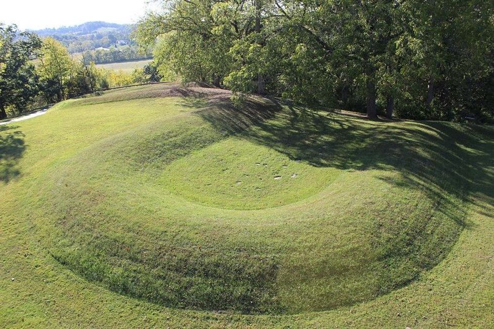 Serpent Mound is a historical monument of Ohio, USA.