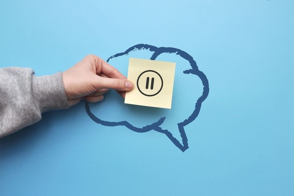 Sketch of a brain and pause sticker