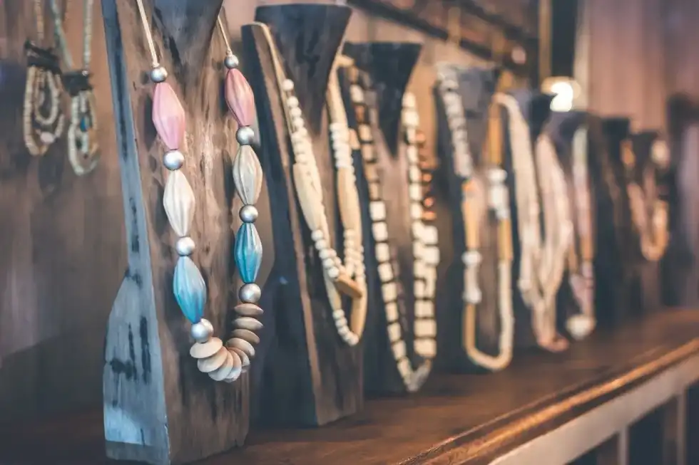 Stone Age jewelry is one of the oldest and most indispensable of jewelry made by human beings.