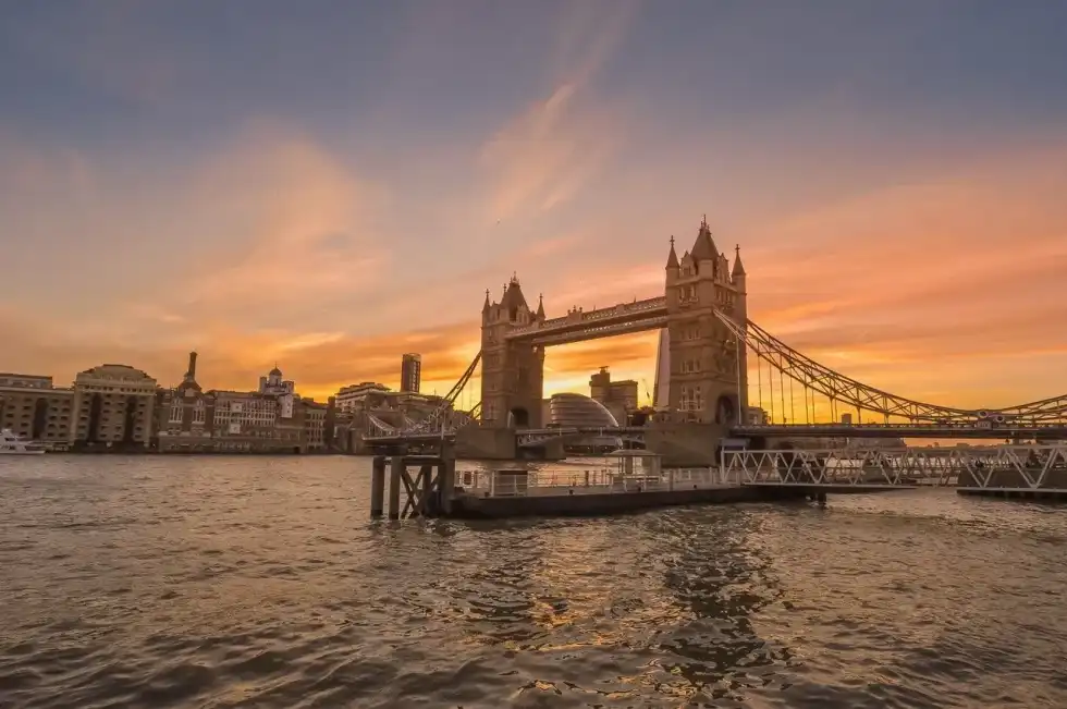 Thames England facts include that the Boat River and Rowing Museum is an essential tourist spot since it exhibits the history of the Thames and commemorates a long rowing tradition.