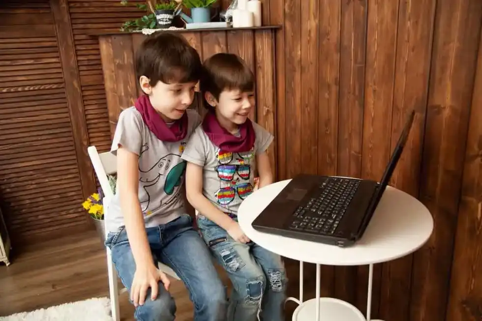 The boys in 'The Goonies' show amazing friendship bonds