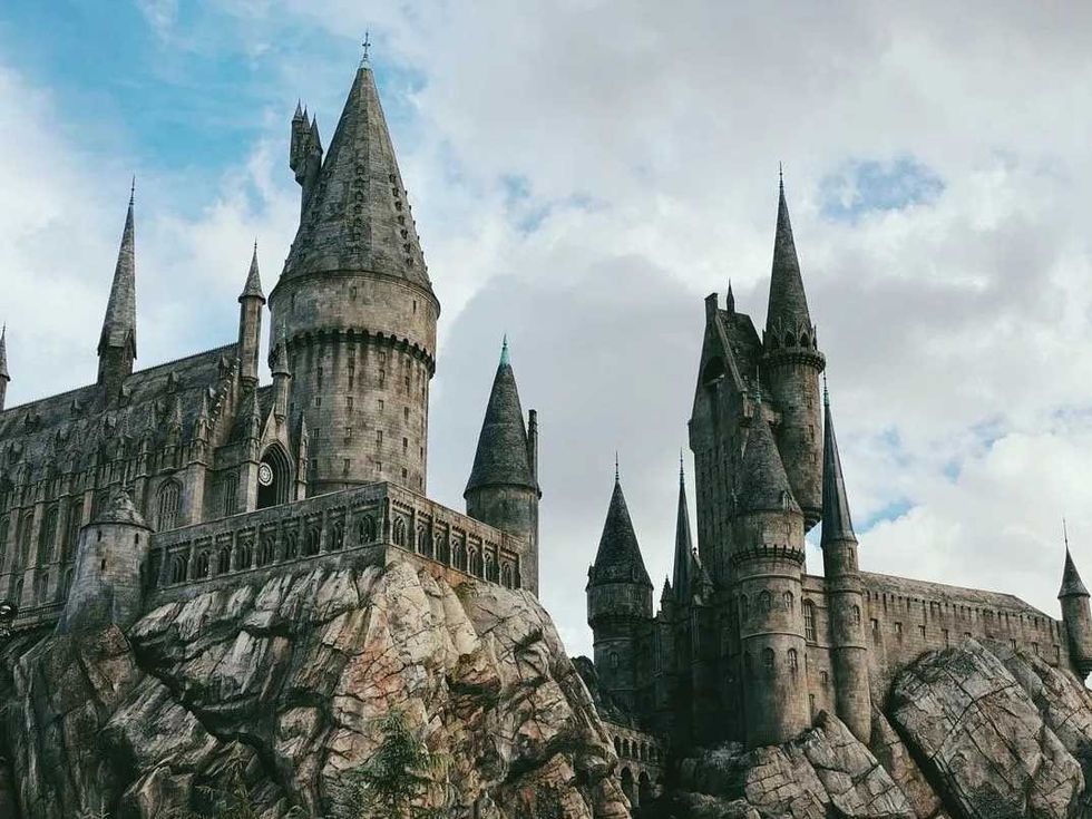 The castle from the 'Harry Potter' movies is real. Learn fun Alnwick castle facts here at Kidadl!