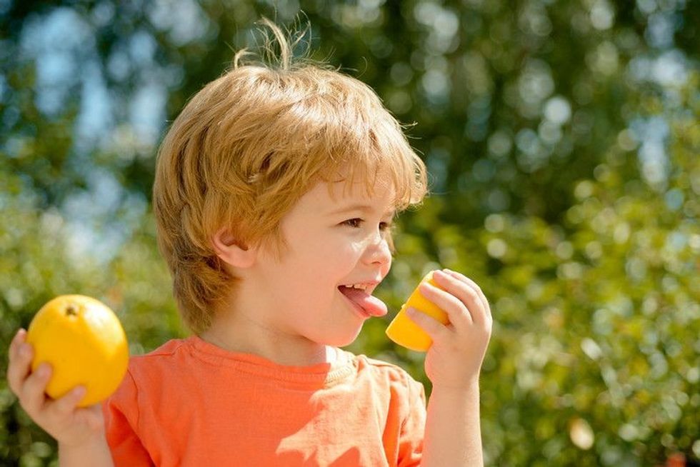 The child eating lemon