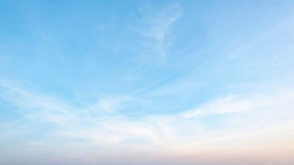 The sky has the light of the sun, the sky is blue, there are small and large clouds alternating and moving slowly, with the sunlight passing, creating a miraculous abstract shape, a hot day.
