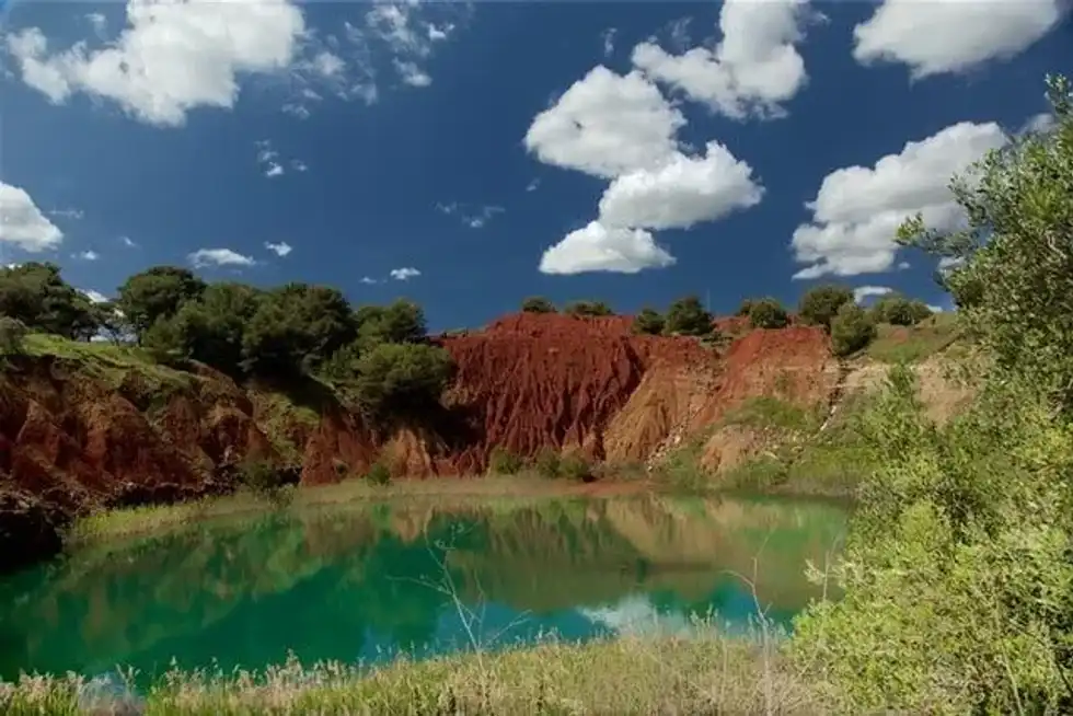 These bauxite facts provide information about red bauxite and its iron content that can be found in tropical areas