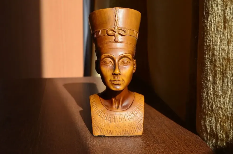 These Queen Nefertiti facts will help you in knowing about the relationship she shared with Pharaoh Akhenaten and the legacy they left behind.