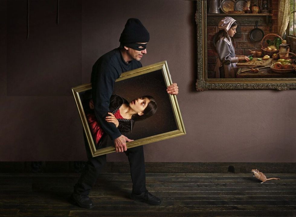Thief in museum.