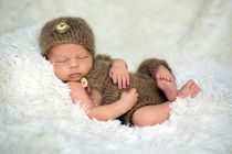 Tte newborn baby sleeping on white fur blanket